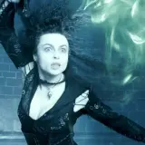 Helena Bonham Carter w filmach jako Bellatrix Lestrange, rzucająca zaklęcie.