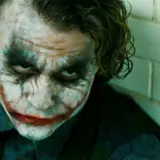 Heath Ledger jako Joker w jednym z jego niezapomnianych heath ledger filmy. Makijaż i spojrzenie budzą grozę.
