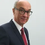 Włodzimierz Czarzasty, syn polityka, w garniturze i okularach, uśmiecha się do obiektywu.
