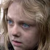 Dakota Fanning z niebieskimi oczami, przypominająca postać z jej filmów i seriali.