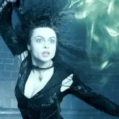 Helena Bonham Carter w filmach jako Bellatrix Lestrange, rzucająca zaklęcie.