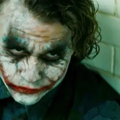 Heath Ledger jako Joker w jednym z jego niezapomnianych heath ledger filmy. Makijaż i spojrzenie budzą grozę.