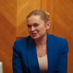 Barbara Nowacka w niebieskiej marynarce, rozmawiająca z Maciejem Rembarzem, partnerem Barbary Nowackiej.