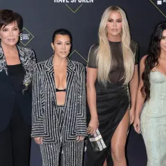 Kris Jenner z córkami Kourtney, Khloé i Kim Kardashian na People's Choice Awards. Całe kim Kardashian rodzeństwo w olśniewających kreacjach.