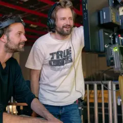 Bracia Duffer, twórcy Stranger Things, nadzorują pracę kamery na planie filmowym.