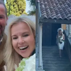 Szczęśliwa Kamila Kalińczak z mężem w dniu ślubu. Ona schodzi po schodach z bukietem.