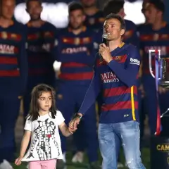 Luis Enrique z córką na scenie, obok pucharu.