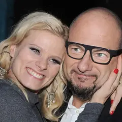 Piotr Gąsowski z partnerką, uśmiechnięci i blisko siebie.