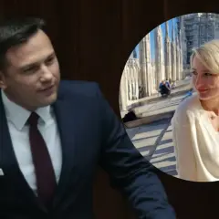 Sławomir Mentzen w garniturze i jego żona uśmiechają się na tle katedry.