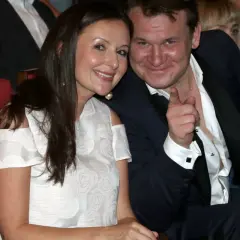Dominik Tarczyński z uśmiechniętą partnerką, ujęci w chwili prywatnego szczęścia.