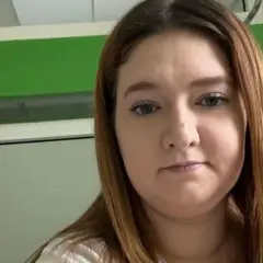 Anna Gembicka zmaga się z chorobą. Widzimy jej twarz na tle zielono-białego pomieszczenia.
