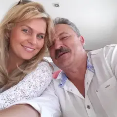 Marek Jakubiak z żoną i dziećmi cieszą się wspólnym czasem. Uśmiechnięta para na selfie.