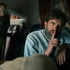 Sebastian Keller, jego żona i inni w tajemniczej scenie.