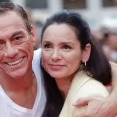 Jean-Claude Van Damme z żoną, uśmiechnięci, w tłumie.