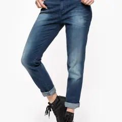 Spodnie boyfriend damskie: co to znaczy i jak je stylizować?