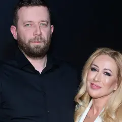 Sylwia Peretti z mężem na ściance.