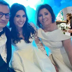 Radość na ślubie córki Morawieckiego. Premier z żoną i panną młodą w białych sukniach.