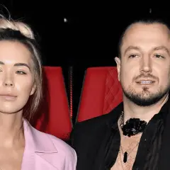 Sandra Kubicka i Baron, para znana z mediów, siedzą obok siebie na czerwonych fotelach.