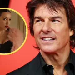 Tom Cruise z uśmiechem, obok zdjęcie kobiety w różowym futerku, która mogłaby być jego żoną.