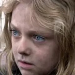 Dakota Fanning z niebieskimi oczami, przypominająca postać z jej filmów i seriali.