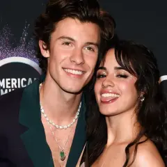 Camila Cabello i Shawn Mendes uśmiechają się do aparatu, ona pokazuje język.