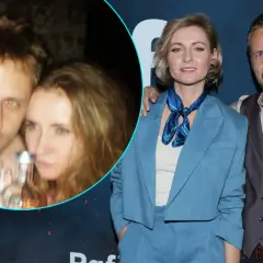 Paweł Domagała z żoną Zuzanną w stylizacjach na niebiesko. W tle widać starsze zdjęcie pary.