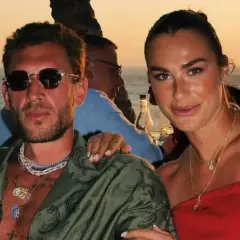 Aryna Sabalenka z partnerem cieszą się zachodem słońca nad morzem.