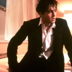 Hugh Grant w filmach, w tym ujęciu wygląda na zagubionego.