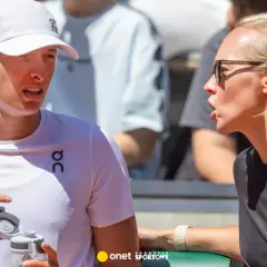 Iga Świątek rozmawia z partnerką.