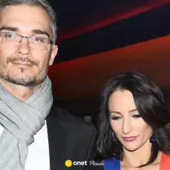 Mąż Justyny Steczkowskiej, w okularach i szarym szalu, u boku artystki.
