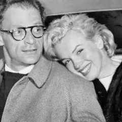 Marilyn Monroe opiera głowę o ramię swojego męża, Arthura Millera.