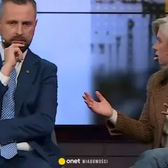 Władysław Kosiniak-Kamysz w garniturze, zamyślony, podczas dyskusji z kobietą. Czyżby to początek romansu?