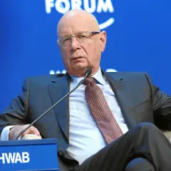Kim jest Klaus Schwab? Kontrowersyjny twórca Światowego Forum