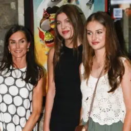 Królowa Letizia z córkami na premierze filmu.