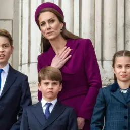 Księżniczka Charlotte w eleganckim płaszczu, obok matki i braci, podczas uroczystości.