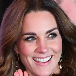 Uśmiechnięta księżna Kate, być może w oczekiwaniu na księżniczkę lub księcia, jako księżna Kate w czwartej ciąży.