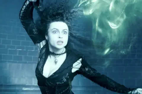 Helena Bonham Carter w filmach jako Bellatrix Lestrange, rzucająca zaklęcie.