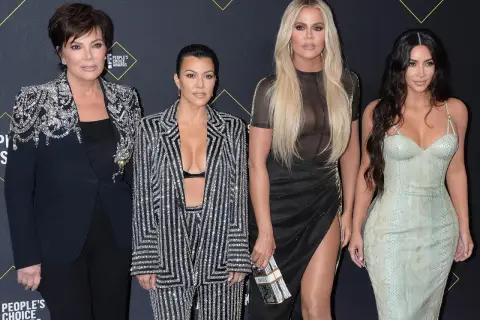 Kris Jenner z córkami Kourtney, Khloé i Kim Kardashian na People's Choice Awards. Całe kim Kardashian rodzeństwo w olśniewających kreacjach.