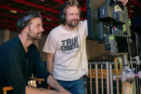 Bracia Duffer, twórcy Stranger Things, nadzorują pracę kamery na planie filmowym.