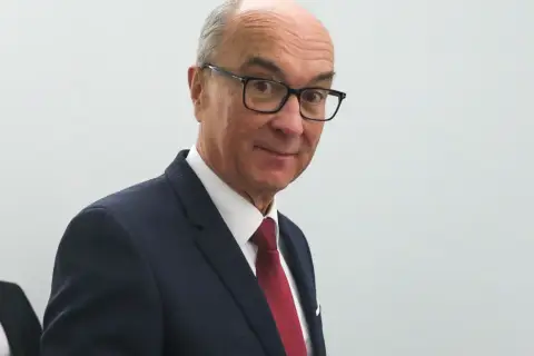 Włodzimierz Czarzasty, syn polityka, w garniturze i okularach, uśmiecha się do obiektywu.