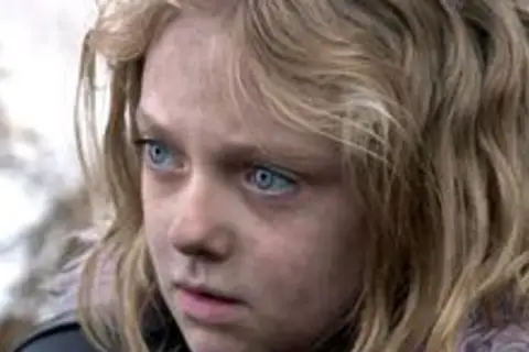 Dakota Fanning z niebieskimi oczami, przypominająca postać z jej filmów i seriali.