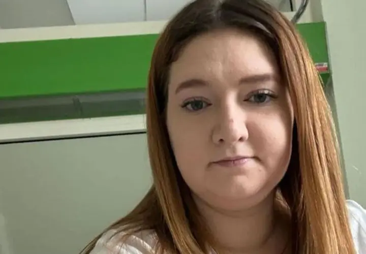 Anna Gembicka zmaga się z chorobą. Widzimy jej twarz na tle zielono-białego pomieszczenia.