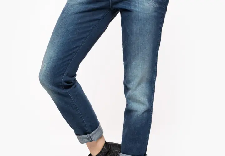Spodnie boyfriend damskie: co to znaczy i jak je stylizować?