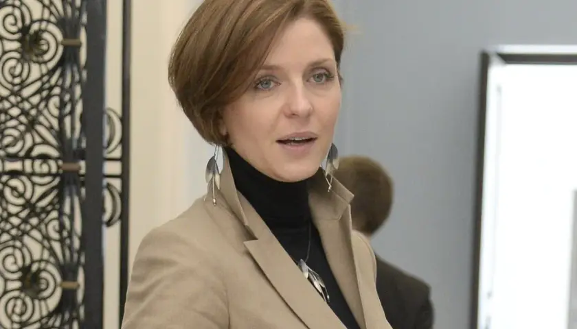 Joanna Mucha w beżowej marynarce i czarnym golfie, z długimi kolczykami. Czyżby szykował się nowy romans?