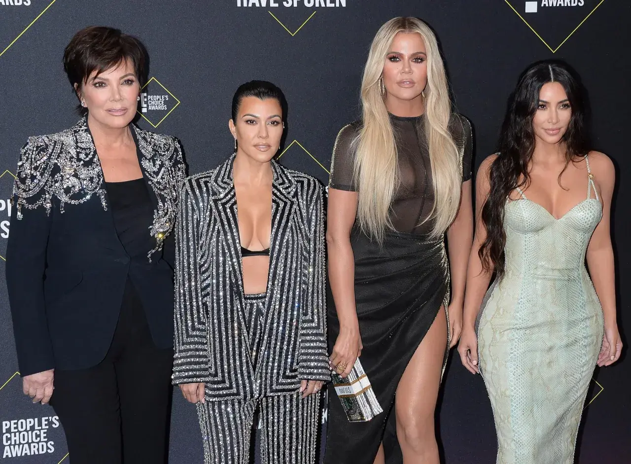 Kris Jenner z córkami Kourtney, Khloé i Kim Kardashian na People's Choice Awards. Całe kim Kardashian rodzeństwo w olśniewających kreacjach.