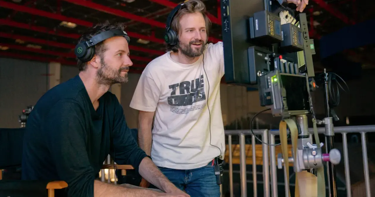 Bracia Duffer, twórcy Stranger Things, nadzorują pracę kamery na planie filmowym.