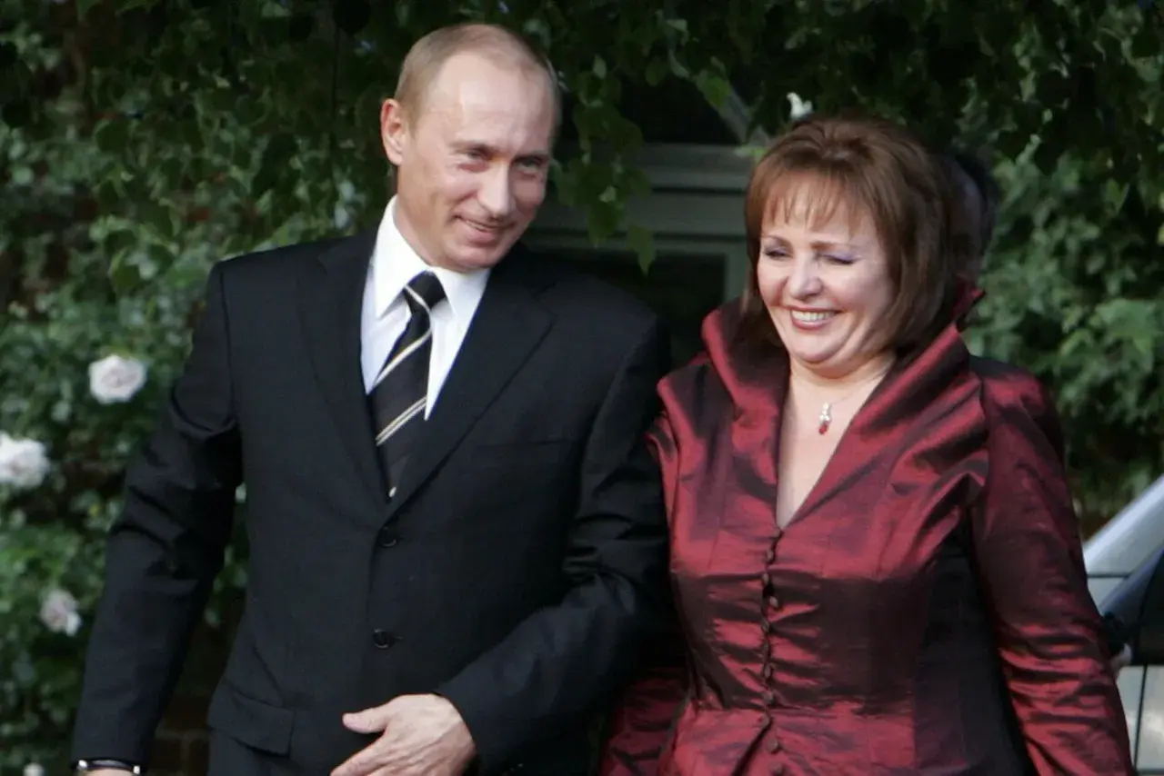Władimir Putin i jego żona, Ludmiła, uśmiechają się do siebie.