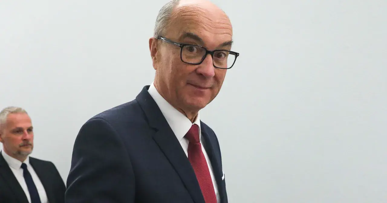 Włodzimierz Czarzasty, syn polityka, w garniturze i okularach, uśmiecha się do obiektywu.
