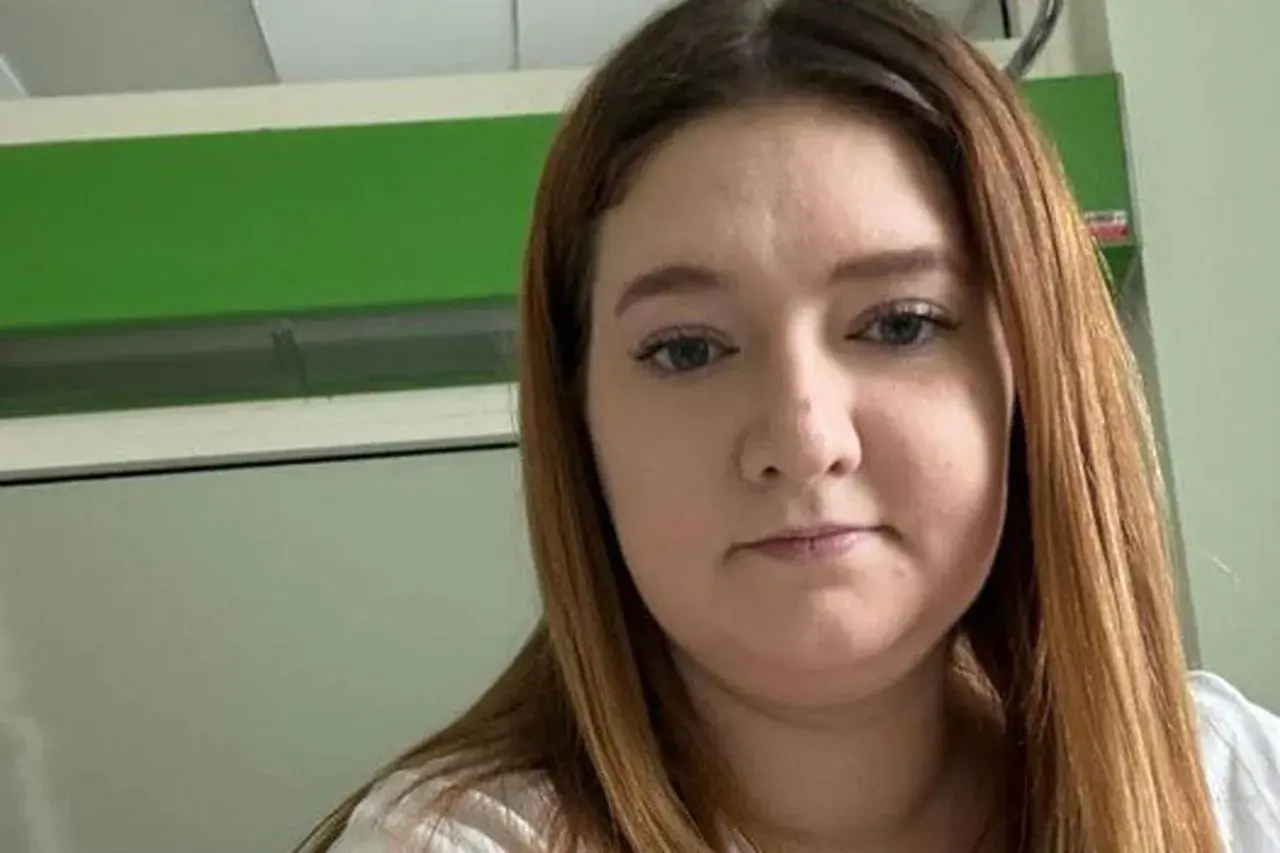 Anna Gembicka zmaga się z chorobą. Widzimy jej twarz na tle zielono-białego pomieszczenia.