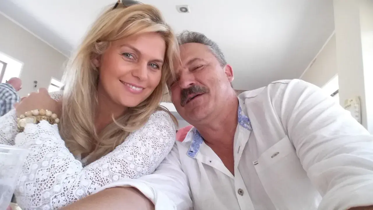 Marek Jakubiak z żoną i dziećmi cieszą się wspólnym czasem. Uśmiechnięta para na selfie.
